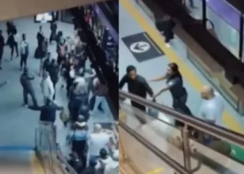 Agentes de segurança tentando conter o homem em meio aos passageiros do metrô • crédito: @spsobretrilhos