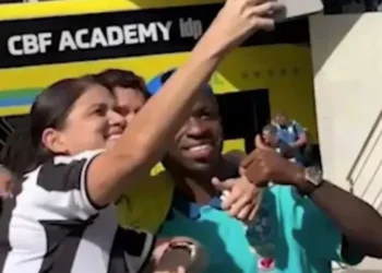 Torcedor Bruno e sua mãe encontram Vini Jr na chegada da Seleção à Bahia • Reprodução