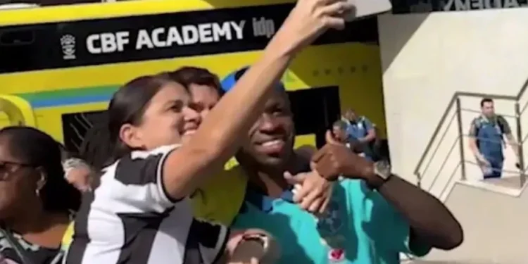 Adolescente chora e se emociona ao conhecer Vini Jr.