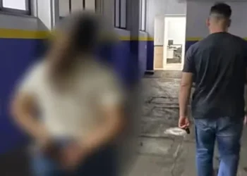 Mulher presa por suspeita de furtar R$ 7 mil de loja sendo conduzida — Foto: Polícia Civil