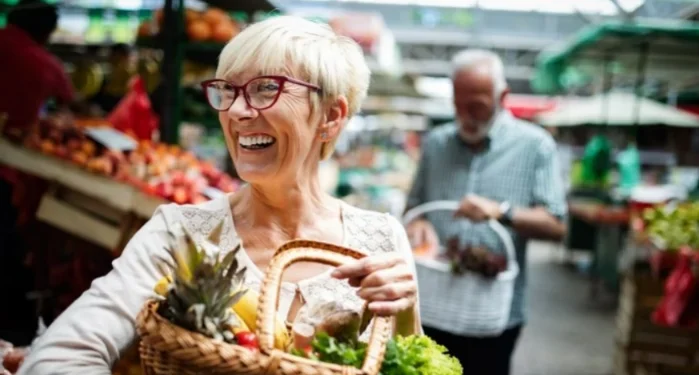 Como deve ser a alimentação de uma pessoa com Alzheimer