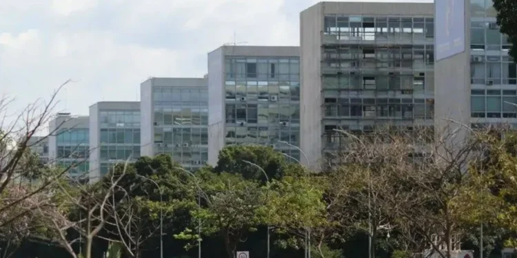 Técnicos da Fazenda e da Defesa se reúnem para discutir cortes de gastos