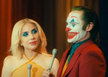 Lady Gaga como Arlequina e Joaquin Phoenix como Coringa em "Coringa: Delírio a Dois" • YouTube/WarnerBrosPicturesBR