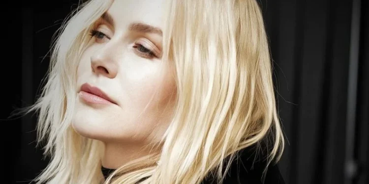 Nicole Kidman diz que acorda “chorando e sem ar” desde a morte da mãe