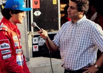 SENNA. (L to R) Gabriel Leone as Ayrton Senna, Gabriel Louchard as Galvão Bueno in Senna. Cr. Alan Roskyn/Netflix © 2024 • Divulgação