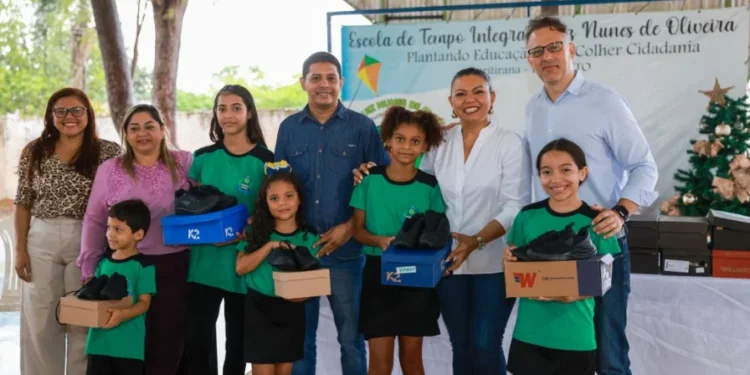 Alunos da ETI Luiz Nunes foram os primeiros a receber tênis adequados para a escola do campo