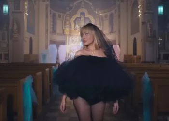 Sabrina Carpenter em clipe de "Feather" • Reprodução