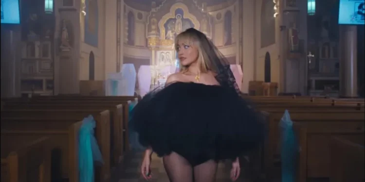 Padre que autorizou Sabrina Carpenter a gravar clipe na igreja perde cargo