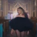 Padre que autorizou Sabrina Carpenter a gravar clipe na igreja perde cargo