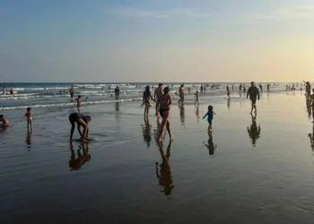 Banhistas se refrescam durante dia de forte calor em Praia Grande, litoral paulista • Alex Gomes/Ato Press/Estadão Conteúdo - 16.mar.2024