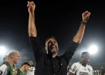 Artur Jorge pode ser campeão do Brasileiro, antes da final da Libertadores • Vitor Silva/Botafogo.