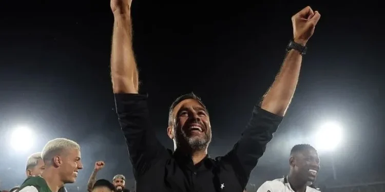 Artur Jorge pode ser campeão do Brasileiro, antes da final da Libertadores • Vitor Silva/Botafogo.