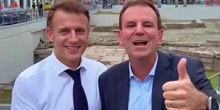 Emmanuel Macron e Eduardo Paes em passeio no Rio de Janeiro • Redes sociais
