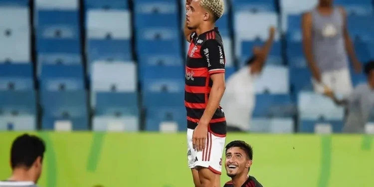 Com destaque da base, Flamengo vira contra o Cuiabá no apagar das luzes