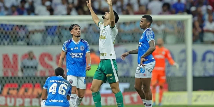 Brasileirão: Palmeiras vira sobre Bahia no fim e segue na briga pelo título
