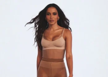 Anitta durante o clipe de "Looking For Love", lançado em colaboração com Alok • Divulgação