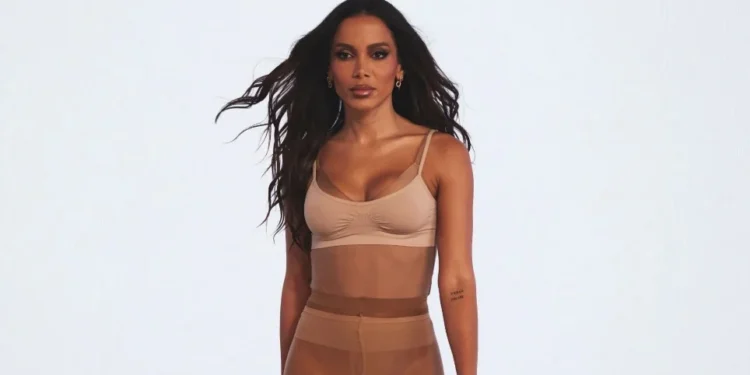 Anitta durante o clipe de "Looking For Love", lançado em colaboração com Alok • Divulgação