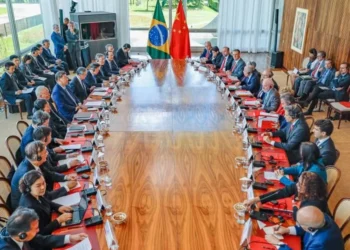 Lideradas pelos presidentes Lula e Xi Jinping, delegações do Brasil e da China se reuniram em Brasília — Foto: Ricardo Stuckert / PR