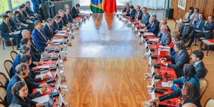 Lideradas pelos presidentes Lula e Xi Jinping, delegações do Brasil e da China se reuniram em Brasília — Foto: Ricardo Stuckert / PR