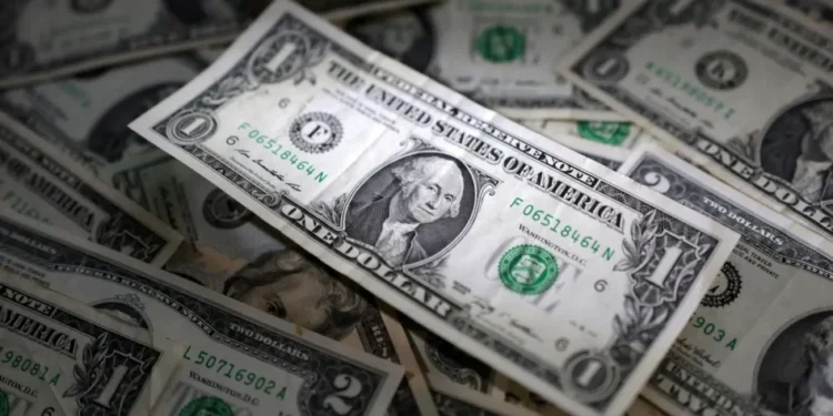 Dólar sobe com aversão à tensão entre Ucrânia e Rússia e fiscal no radar; Ibovespa recua