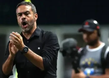 Artur Jorge durante a partida entre Botafogo e Atlético-MG, em Belo Horizonte, no Brasileirão • Vitor Silva / Botafogo