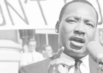 Martin Luther King Jr., líder do movimento por direitos civis, discursa para uma multidão de aproximadamente 7.000 pessoas em 17 de maio de 1967 no Sproul Plaza da UC Berkeley em Berkeley, Califórnia, nos Estados Unidos. • Michael Ochs Archives/Getty Images