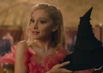 Ariana Grande em "Wicked" • Divulgação/ Universal Pictures