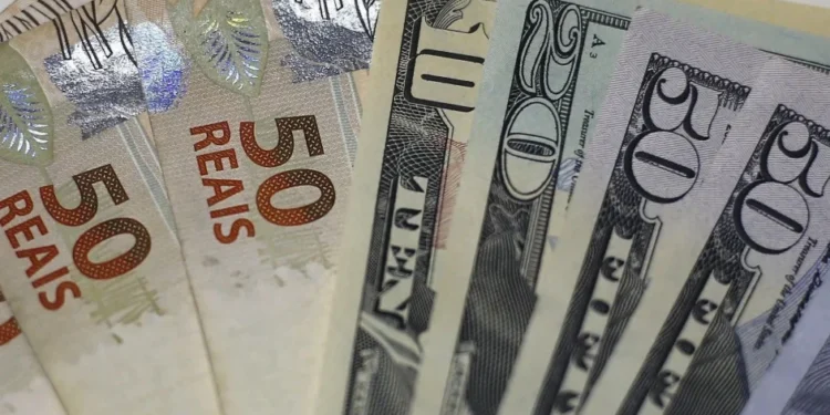 Dólar avança com tensões geopolíticas e fiscal no radar; bolsa sobe