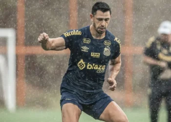 Giuliano em treino do Santos • Raul Baretta/ Santos FC