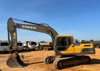 Cerca de 40 policiais federais cumprem oito mandados de busca e apreensão na cidade de Santaluz, durante a Operação Despesca. • Divulgação