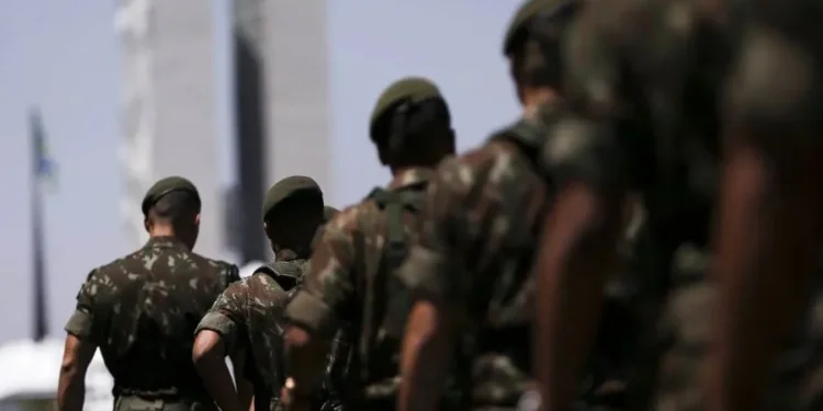 Coronel indiciado pela PF foi condecorado por Lula