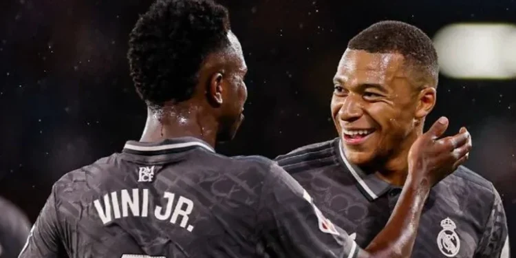 Vini Jr. e Mbappé comemoram um dos gols da vitória do Real Madrid pela LALIGA • Divulgação/Real Madrid