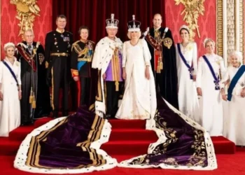 Foto oficial da coroação de Rei Charles III e rainha Camilla com a Família Real Britânica • Divulgação/Família Real Britânica