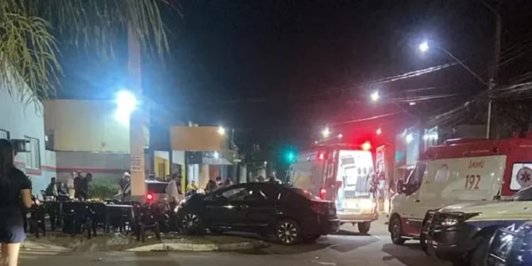 Carro invade bar após batida em cruzamento e deixa duas pessoas feridas