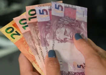 O décimo terceiro é pago à quem trabalha no regime de contratação pela Consolidação das Leis do Trabalho (CLT) • Reprodução