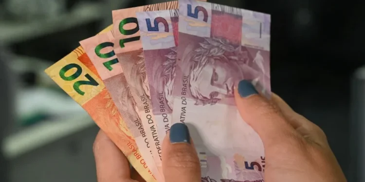 O décimo terceiro é pago à quem trabalha no regime de contratação pela Consolidação das Leis do Trabalho (CLT) • Reprodução