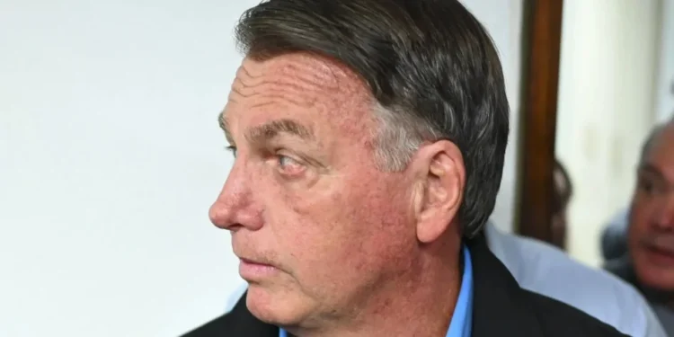 Bolsonaro retorna a Brasília após indiciamento por tentativa de golpe e se reúne com defesa
