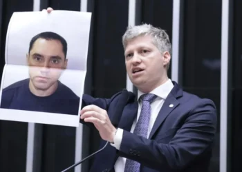 Van Hattem foi indiciado por discurso no plenário da Câmara contra o delegado Fabio Schor, que aparece na foto exibida por ele • Arquivo - Bruno Spada/Câmara dos Deputados