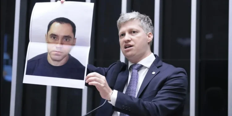 PF indicia deputado por fala sobre delegado no plenário da Câmara