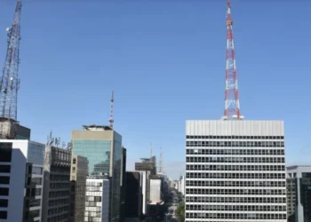Sol e calor devem fazer parte da rotina da população do Sudeste até meados da semana • Roberto Casimiro/Fotoarena/Estadão Conteúdo