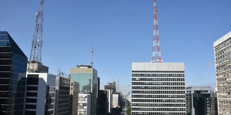 Sol e calor devem fazer parte da rotina da população do Sudeste até meados da semana • Roberto Casimiro/Fotoarena/Estadão Conteúdo
