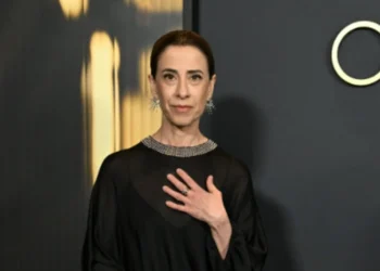 Fernanda Torres no Governors Awards 2024 • Reprodução/Dior