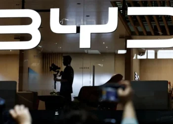 Logo da BYD em evento de Pequim, China • 25/04/2024REUTERS/Tingshu Wang