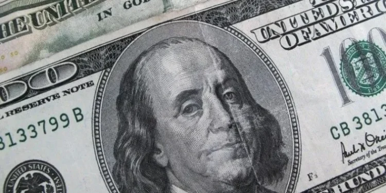 Dólar sobe a R$ 5,83 com mercado à espera de pacote fiscal; Ibovespa cai