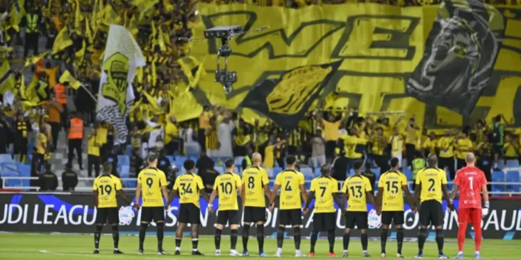 Jogadores do Al-Ittihad durante partida do Campeonato Saudita • Mohammed Saad/Anadolu/Getty Images
