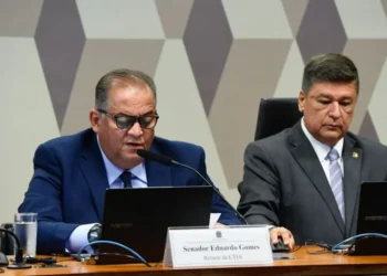 O relator da regulamentação da inteligência artificial, senador Eduardo Gomes (PL-TO), e o presidente da comissão que analisa a proposta, senador Carlos Viana (Podemos-MG) • Roque de Sá/Agência Senado