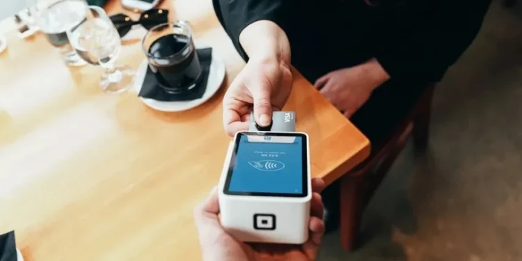 Juro do rotativo do cartão sobe 0,5 ponto porcentual em outubro, a 438,9%, aponta BC