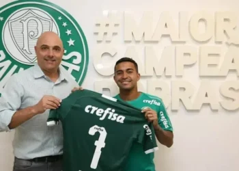 Galiotte, ex-presidente do Palmeiras, e o atleta Dudu • César Greco/Palmeiras