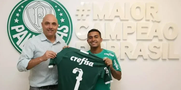 Galiotte, ex-presidente do Palmeiras, e o atleta Dudu • César Greco/Palmeiras