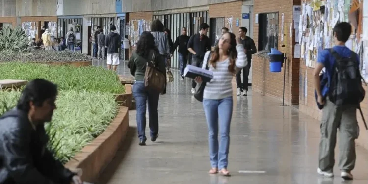 Alunos do ProUni desistem menos da graduação do que estudantes sem bolsas